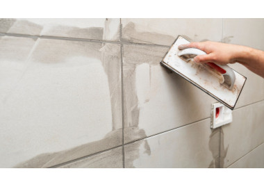 CÓMO REJUNTAR AZULEJOS EN EL BAÑO: EL DETALLE QUE MARCA LA DIFERENCIA (Y LOS ERRORES QUE LO ARRUINAN)
